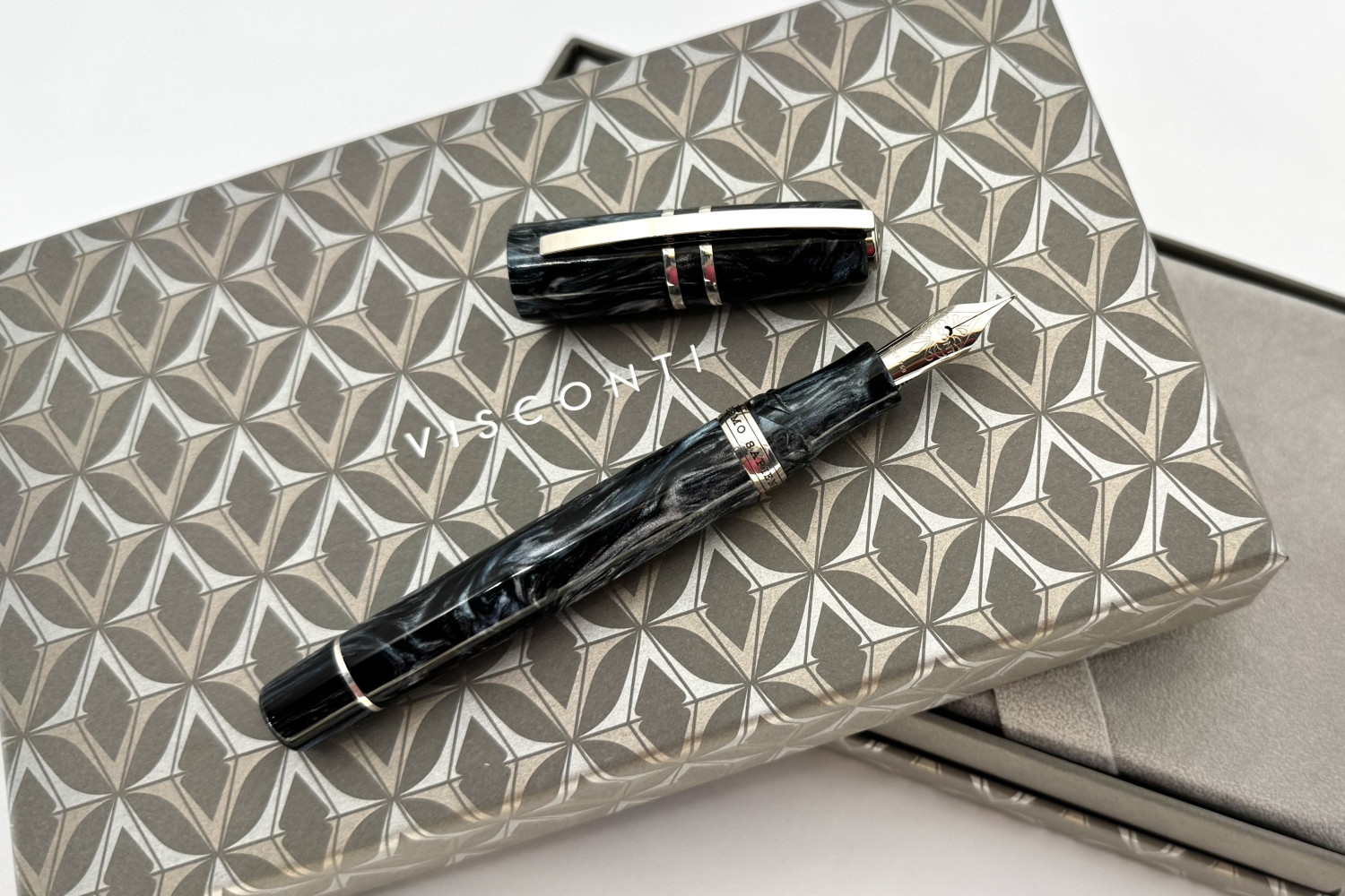 ViscontiLEHomoSapiensDarkSapphireFPp_A